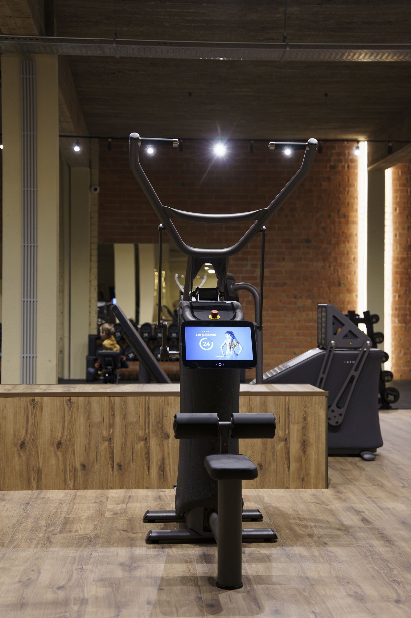 Een EGYM-krachttoestel met scherm in de zaal van HŌM