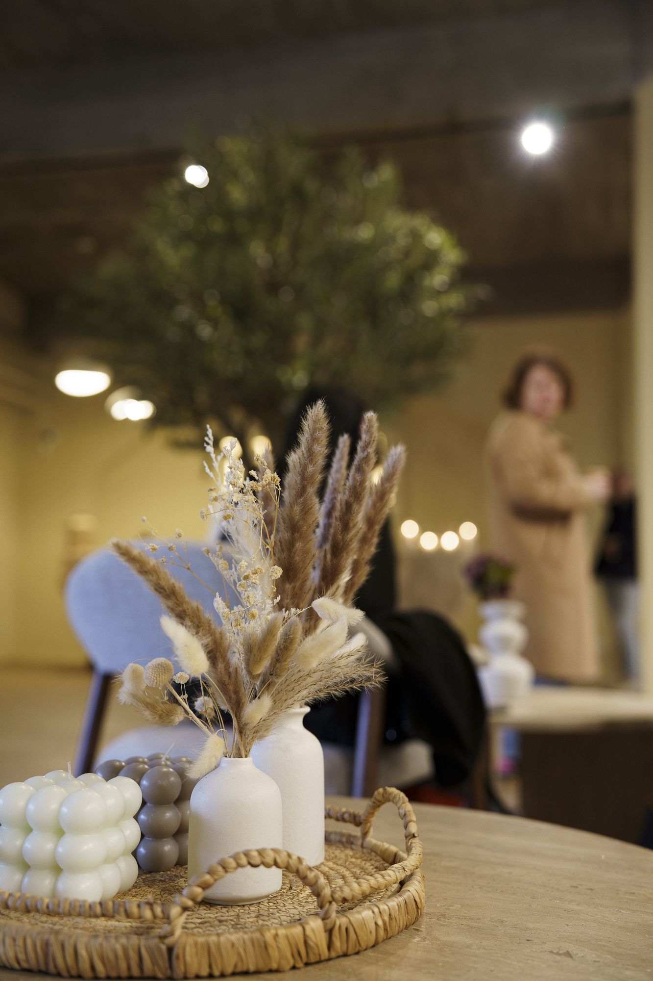 Droogbloemen en decoratie op een tafel in de lounge